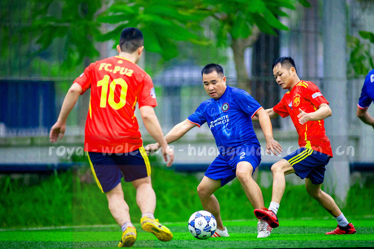 工作台上的稿件、屏幕与标签纸俯拍，只见手部与纸张，不见人物正脸